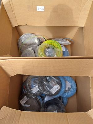 une boîte en carton remplie de différents types de fils