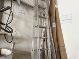 une échelle adossée au mur d'une pièce