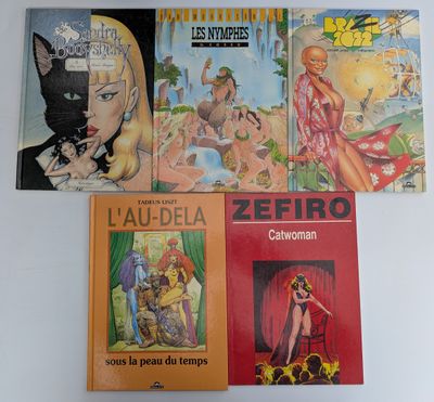 de nombreux livres accrochés au mur d'une pièce