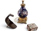 trois types d'objets décoratifs différents, à savoir une lampe, une boîte et un oiseau