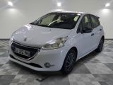 la photo d'une voiture blanche garée dans un garage