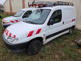 deux camionnettes blanches garées l'une à côté de l'autre dans l'herbe