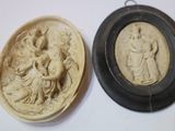 paire de camées anciens en ivoire sculpté représentant une femme et un homme