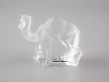 sculpture en verre transparent représentant un chameau sur un fond blanc