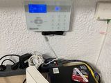 une photo d'un bureau sur lequel sont posés de nombreux appareils électroniques