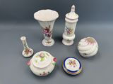 un ensemble d'objets en porcelaine posés sur une table