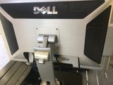 un écran d'ordinateur Dell posé sur un bureau