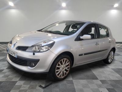 la photo d'une voiture argentée garée dans un garage