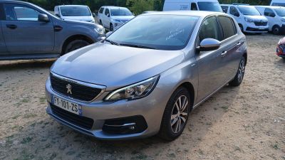une voiture argentée garée sur un parking avec d'autres voitures