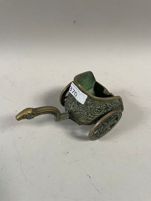 an image of a small metal object with a handle