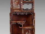 une armoire chinoise ancienne en bois sculpté, dotée de tiroirs et de tiroirs