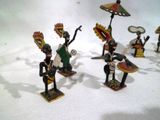 cinq figurines représentant des personnes vêtues de costumes amérindiens