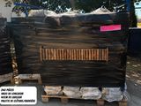 deux grandes caisses en bois posées sur des palettes dans la cour