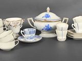 de nombreuses tasses et soucoupes posées sur une table