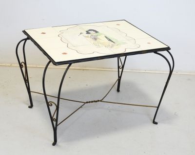 une petite table sur laquelle est posé un tableau, dans une pièce