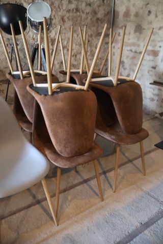 Chaises coques plastique sur piètement bois : huit coque bleu, hu...
