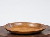 un saladier en bois posé sur une table en bois