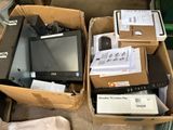 de nombreux cartons d'équipements électroniques posés sur le sol
