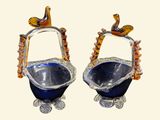 deux vases bleus et dorés ornés d'oiseaux