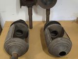 trois types différents de tuyaux et de robinets posés sur une table