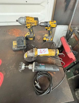 un grand nombre d'outils posés sur une table