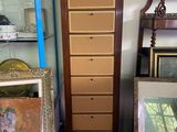 un grand meuble en bois dans le coin d'une pièce