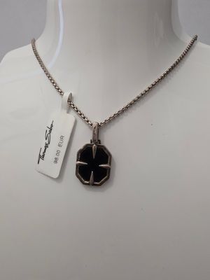 gros plan d'un collier sur un mannequin mannequin mannequin mannequin mannequin mannequin mannequin mannequin mannequin
