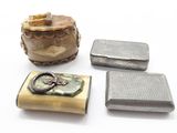 Plusieurs types d'objets métalliques sont exposés sur une surface blanche