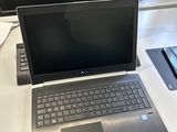 un ordinateur portable posé sur un bureau blanc