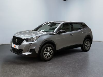 un SUV argenté garé dans une pièce au sol noir
