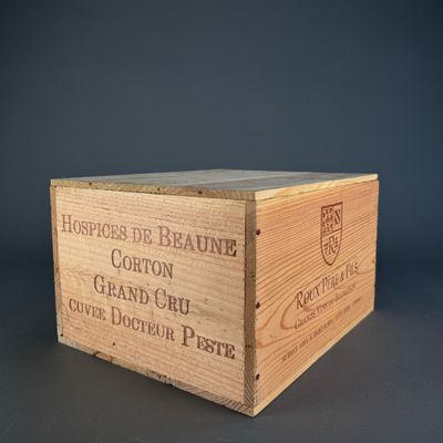 une boîte en bois avec une étiquette sur une table