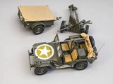 deux véhicules militaires miniatures posés l'un à côté de l'autre