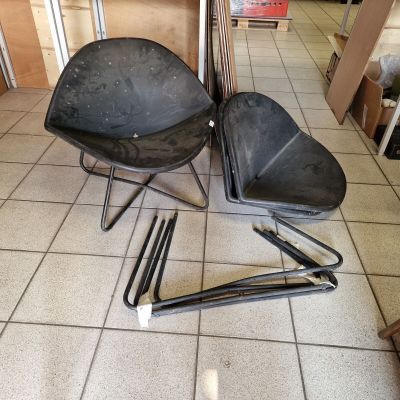 two chairs that are sitting on the floor in the room