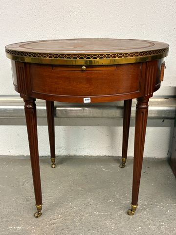 Table bouillotte et son bouchon en acajou et placage d'acajou ouv...