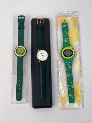 deux montres et un étui à montres sur la table