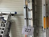 de nombreuses échelles se trouvant dans une pièce et portant chacune un numéro