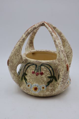 Panier à anses croisées Art Nouveau en céramique à décor floral. ...