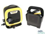 un climatiseur portable jaune et un autre noir posés l'un à côté de l'autre sur une surface blanche