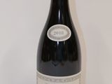 une bouteille de vin posée sur une table