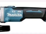 La scie à fil Makita sert à couper un morceau de bois.