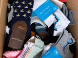 une boîte remplie de chaussettes et les chaussettes qui s'y trouvent