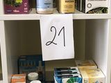 une étagère sur laquelle sont disposées de nombreuses vitamines