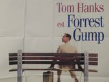 affiche de film représentant un homme assis sur un banc devant un mur blanc