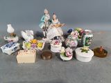 un grand nombre de figurines posées sur une table