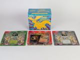 une boîte de cartes à collectionner Pokémon posée sur une table