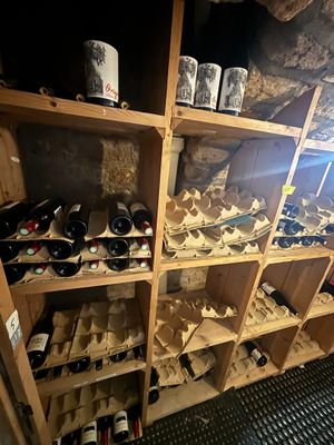 de nombreuses bouteilles de vin sur les étagères de la pièce