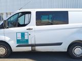 une camionnette blanche garée dans un parking
