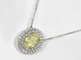 une photo d'un collier composé de diamants jaunes et blancs montés sur une chaîne