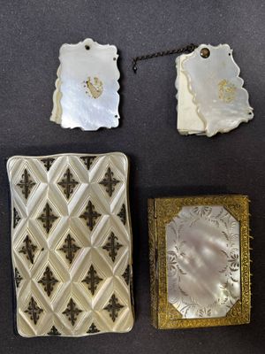 Plusieurs pièces d'argent et d'or sont exposées sur un fond noir