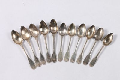 six cuillères en argent sont disposées en ligne sur une surface blanche